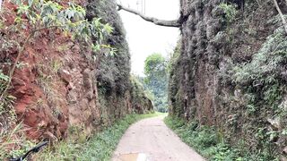 Estou por cima do maior parque do dinossauro do mundo