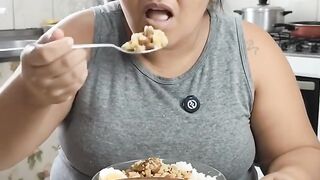 Comendo comida brasileira Mukbang