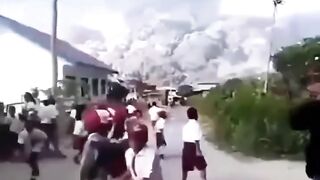 6 vulcões explodem na Indonésia