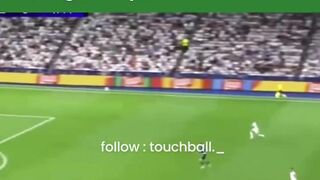 Federico Valverde melepaskan tendangan keras (screamer) dari luar kotak penalti dengan kekuatan penuh khasnya
