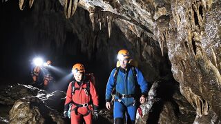 Vast and Dark Cave System - Vasto y oscuro sistema de cuevas