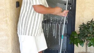 MARIDO DA UM BANHO NA MULHER