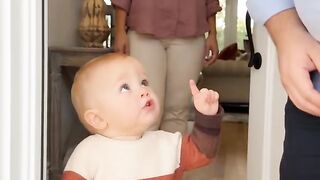 MENINO PEDE PAI DA UM BEIJO NA MÃE