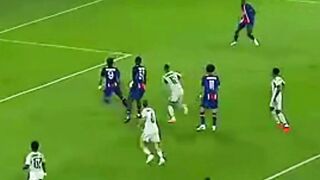 PSG bantai Slovan 6-1 di Liga Champions lewat  hattrick Ferran Torres dan ukir rekor Yaya Toure.