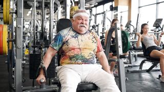 O Vovô Tentando Usar Academia
