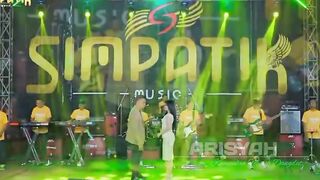 ANTARA SENYUM DAN PERANG