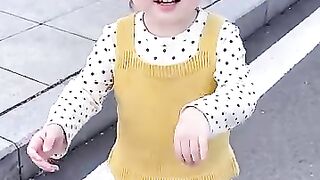 姨姨們看我學的像不像 #萌娃跳舞 #人類幼崽 #愛跳舞的小姑娘 #騙你生女兒_2.mp4