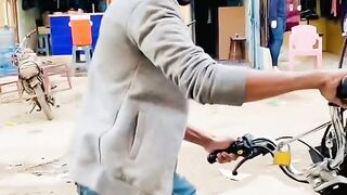 Kese pagal logo k beech phass gaya - watch till the end #shorts