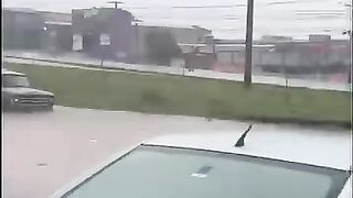 rquivo Attention_ Limeira already records points of Alagamentos. Rua Dona Geni Machados Gomes in Jd Farm Machado is taken peel water.(480P_SD).mp4