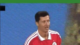 Dua striker nomor 9 legendaris eks FC Barcelona, Robert Lewandowski (38 tahun) dan Luis Suarez (39 tahun),