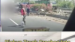 4 INJURED — Pickup Crashes Into Road Barrier on Tandes Toll Road, Surabaya