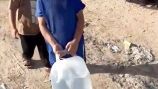 “Mientras el mundo vuelve a clases, los niños de Gaza cargan agua para sobrevivir”  💔