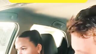 Olha as raparigas no carro kkkkkkk