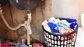 Eu lavando roupa
