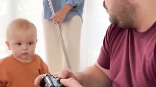 Leo le quita el videojuego a Lucas…😂🎮🧹