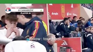 Sebuah klip lucu memperlihatkan Ferran Torres menuangkan sebotol penuh air ke kepalanya untuk menata rambut