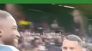 Pedro Porro melakukan gestur tersebut dalam pertandingan antara Tottenham Hotspur dan Newcastle United pada 29 Agustus 2026.