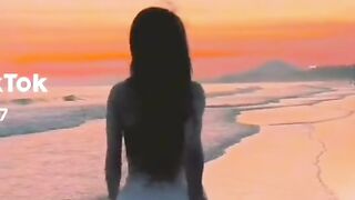 Menari Bersama Senja di Tepi Laut