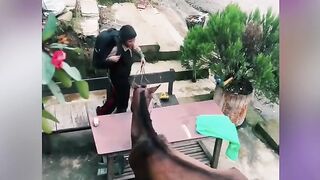 Bukan Naik Angkot atau Diantar Emak, Bocah di Nepal Berangkat Sekolah Tunggangi Kuda! Berasa Ksatria Kerajaan, Bre!