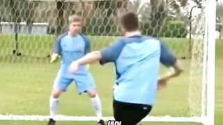 Lebih jago dari kiper asli padahal dia seorang striker!
