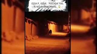 Duas mulheres estavam andando pela rua, até algo assustador aconteceu.