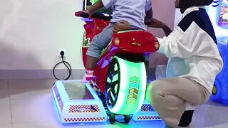 Nemani anak main di playgroun