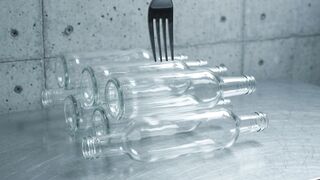 Glass bottle in action - Botella de vidrio en acción.