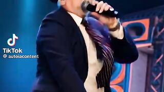 Lula dança do e cantando