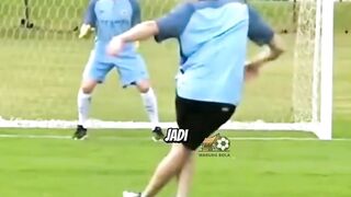 lebih jago dari kiper asli padahal dia seorang striker