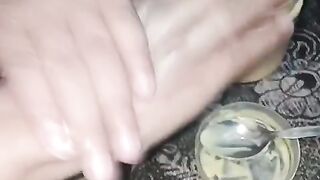 Ek ladki ki video Jo ke cream Laga rahi hai apne hathon per