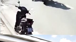 ⚠️ VIRAL: Motorcycle Crash Caught on Camera — Hesitant Turn Causes Collision!
