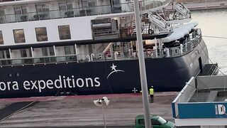 How the big yatch docking in the port?
