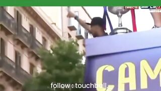Klip video tersebut direkam saat parade bus atap terbuka FC Barcelona