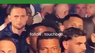 Kylian Mbappé sangat terkenal di media sosial karena kemampuannya yang luar biasa untuk selalu menyadari dan menatap langsung ke arah kamera