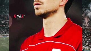 Giliran bela klub dicaci, pas pake jersey Garuda dipuji-puji.