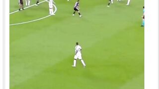😭😭 AT THIS POINT, BRO IS LEFT FOOTED!