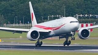 🇯🇵 The Emperor of Japan Lands in His Boeing 777-300 ✈️