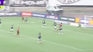 Gol Perfeito_ Jogador chuta em cima do goleiro!