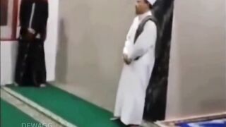 Sebuah video menyeramkan dari Indonesia menunjukkan orang-orang di dalam sebuah masjid