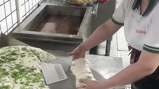 Teaching of making small deep-fried dough sticks