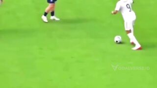 Dunia sepak bola tidak akan pernah lupa apa yang dilakukan Kvara terhadap Mbappé dan Arda Güler 3