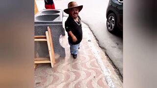 Leôncio went to douse Pililiu with a bucket of water and ended up hitting Dona Cema.