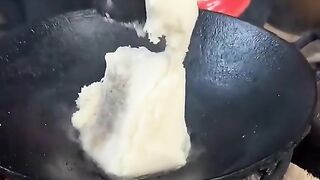 Masak untuk tamu di dapur sederhana