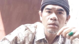 Tumben mau kemana dia