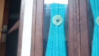Anak siapa iru main sendirian aja