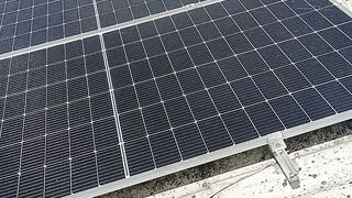 No trabalho limpeza de painel solar