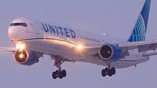 MAGICAL WINTER MORNING❄️ United 767-400 landing at Munich