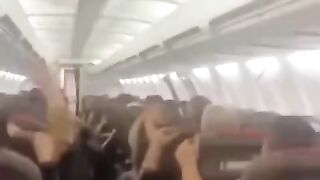 НА БОРТУ САМОЛЕТА.