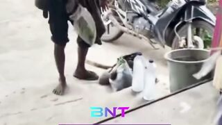 The Real Orang Baik! Viral Aksi Pemilik Warung Biarkan ODGJ Ambil Makanan Sesuka Hati Tiap Minggu!