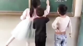 Larki ka chkar hay bhai lrki kaa chakar????